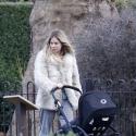 Sienna Miller, jeune maman au naturel avec sa fille, termine l'année en beauté