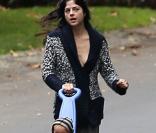 Selma Blair : Amaigrie et la peau sur les os, elle garde le moral avec son fils