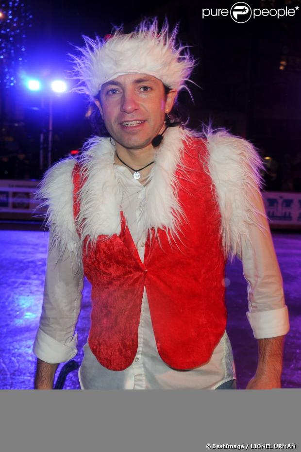 Philippe Candeloro en Père Noël sur la patinoire de Charenton avec sa troupe Candeloro Show Company pour présenter son spectacle  Dancing on Ice  le 19 décembre 2012.