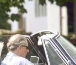 Le Prince Charles au volant de son Aston Martin avec Camilla Parker-Bowles