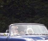 Le Prince Charles au volant de son Aston Martin avec Camilla Parker-Bowles