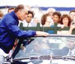 Le Prince Charles au volant de son Aston Martin avec la Princesse Diana