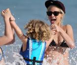 Ashlee Simpson : Superbe naïade avec son fils Bronx à Hawaï