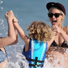 Ashlee Simpson et son fils Bronx en vacances sur la plage de Oahu à Hawai, le 29 décembre 2012.