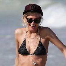 Ashlee Simpson en vacances sur la plage de Oahu à Hawai, le 29 décembre 2012.