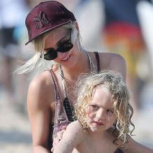 La jolie Ashlee Simpson et son fils Bronx Wentz en vacances sur la plage de Oahu à Hawai, le 29 décembre 2012.