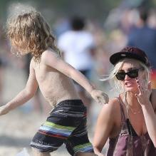Ashlee Simpson et son fils Bronx Wentz sont en vacances sur la plage de Oahu à Hawai, le 29 décembre 2012.