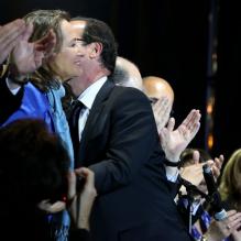 François Hollande, tout juste élu, embrasse Segolène Royal place de la Bastille, le 6 mai 2012.
