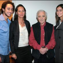 <p>Ségolène Royal avec son fils Thomas et sa fille Clémence entourent Charles Aznavour, à Paris, le 7 novembre 2007.</p>