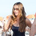 Sofia Vergara : Sexy en bikini avec son fiancé affichant ses blessures de guerre