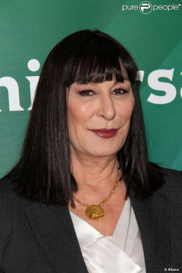 Anjelica Huston était présente au 2013 Winter TCA Tour où elle a affiché les tristes ravages de la chirurgie esthétique sur son visage, le 6 janvier.