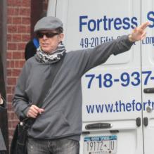 David Bowie attend un taxi avec une amie a New York le 18 Octobre 2012.  David Bowie seen hailing a cab in New York City with a friend. Once one of the most recognisable singers in the world, the aging rocker is rarely seen in public anymore in New York, Thursday October 18, 2012.18/10/2012 - New York