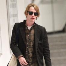 Macaulay Culkin arrivant à l'aéroport de Los Angeles, le 12 janvier 2013.