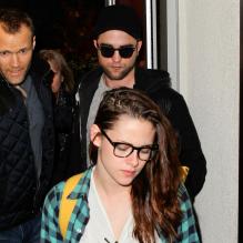 Robert Pattinson et Kristen Stewart arrivant à Los Angeles le 26 novembre 2012