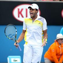 Jo-Wilfred Tsonga lors de son second tour de l'Open d'Australie face à Go Soeda (6-3, 7-6, 6-3 ) à Melbourne le 17 janvier 2013, très énervé contre les papillons de nuit