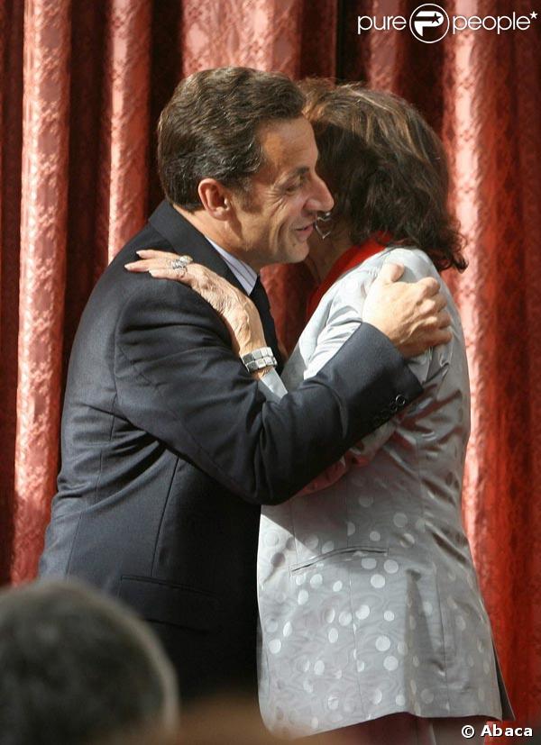 Nicolas Sarkozy décore Claudia Cardinale