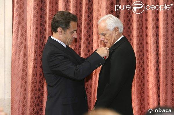 Nicolas Sarkozy décore Giorgio Armani