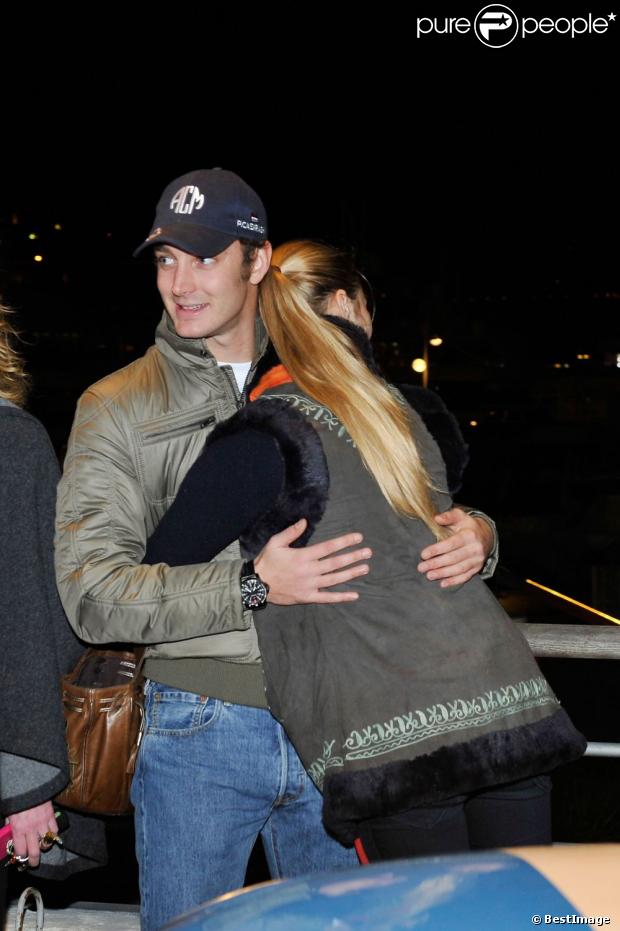Un tendre câlin, pour tenir jusqu'au 1er février. Pierre Casiraghi avec sa compagne Beatrice Borromeo sur la ligne de départ du XVI Rallye Monte-Carlo historique, le 27 janvier 2013 à Monaco.