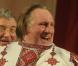 L'acteur Gérard Depardieu, en costume traditionnel, exhibe fièrement son nouveau passeport russe à Saransk le 6 janvier 2013.