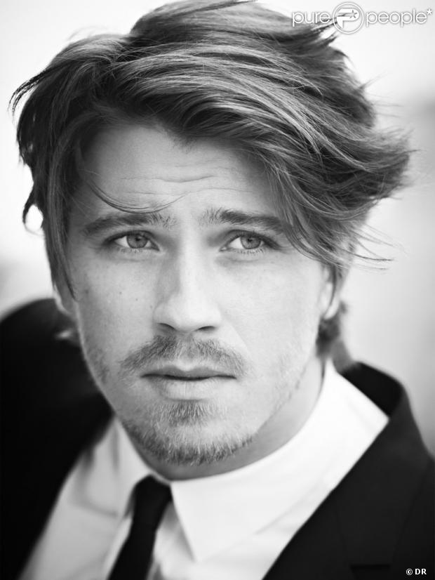 Garrett Hedlund, acteur américain de 28 ans, devient le nouveau visage du parfum La Nuit de l'Homme d'Yves Saint Laurent.