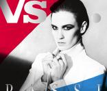 Couverture de VS. Magazine avec l'électrique January Jones.