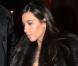 Kim Kardashian porte un épais gilet en fourrure Rick Owens, un sac Hermès et des bottines Tom Ford à la sortie du restaurant Findi. Paris, le 23 janvier 2013.