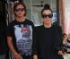 Kim Kardashian, enceinte, quitte le restaurant Serafina avec son ami Jonathan Cheban. Elle porte des lunettes Céline, une veste et un pantalon Helmut Lang, un t-shirt Céline et des sandales Givenchy. Miami, le 7 janvier 2013.