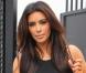 Kim Kardashian fait du shopping à Miami, habillée d'une jupe en cuir Alexander McQueen et de souliers Gianvito Rossi. Le 12 décembre 2012.