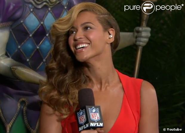 Beyoncé interviewée par Rich Eisen et Deion Sanders dans Super Bowl Live!, émission sur la chaîne télévisée de la NFL (National Football League). Nouvelle-Orléans, le 31 janvier 2013.