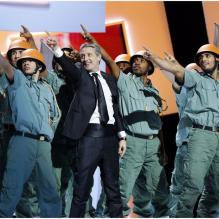 Antoine de Caunes en plein show pendant la 38e cérémonie des César à Paris le 22 février 2013.