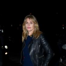 Emmanuelle Seigner arrive au défilé prêt-à-porter automne-hiver 2013-2014 d'Yves Saint Laurent. Le défilé s'est déroulé au Grand Palais à Paris, le 4 mars 2013.