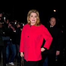 L'actrice Catherine Deneuve arrive au défilé prêt-à-porter automne-hiver 2013-2014 d'Yves Saint Laurent. Le défilé s'est déroulé au Grand Palais à Paris, le 4 mars 2013.