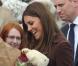Kate Middleton, enceinte, reçoit un ours en peluche pour sa supposée fille, et se rend au Fishing Heritage Centre à Grimsby le 5 mars 2013.