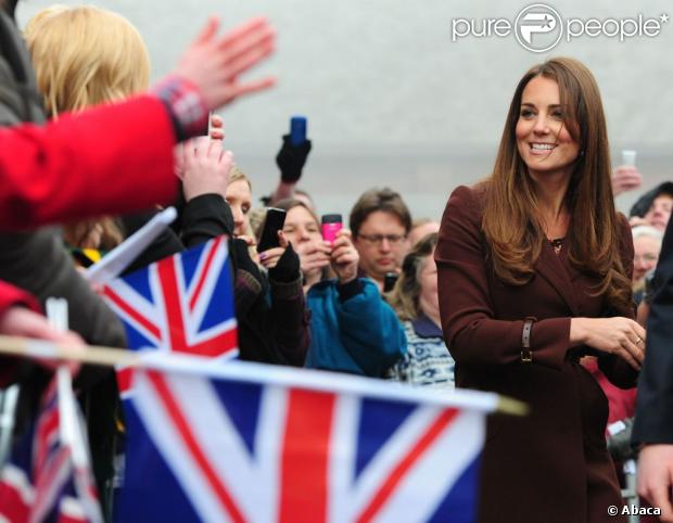 CASA REAL BRITÁNICA - Página 77 1070633-the-duchess-of-cambridge-greets-620x0-1