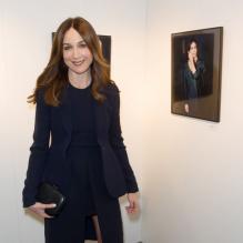 Exclu - Elsa Zylberstein au vernissage de l'exposition "A travers elles" de Carole Mathieu Castelli à la Fnac des Ternes à Paris, le 7 mars 2013.