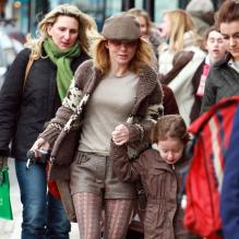 Sexy en short, Geri Halliwell et sa fille Bluebell Madonna après l'école dans les rues de Londres, le 11 mars 2013.