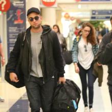 Robert Pattinson et Kristen Stewart à l'aéroport de Los Angeles le 26 novembre 2012.