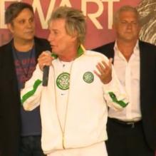Rod Stewart souhaite un bel anniversaire à la salle de spectacle du Colosseum de Las Vegas, qui a 10 ans ce mois de mars 2013.