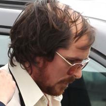Christian Bale arrive sur le tournage du nouveau film de David O. Russell dans la ville de Natick (État du Massachussets). Le 21 mars 2013.