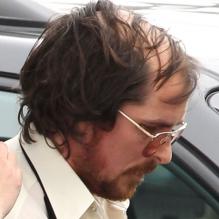 L'acteur Christian Bale affiche un crâne légèrement dégarni sur le tournage du nouveau film de David O. Russell dans la ville de Natick (État du Massachussets). Le 21 mars 2013.