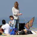Ellen Pompeo : Plage et cerf-volant avec sa fille Stella et son mari