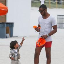 Belle journée pour Doutzen Kroes, son mari Sunnery James, et leur fils Phyllon en vacances sur la plage a Miami, le 25 mars 2013.