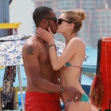 Doutzen Kroes folle amoureuse de son mari Sunnery James et elle le prouve sur la plage à Miami, le 25 mars 2013.