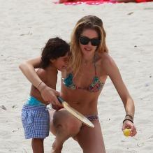 Pause tendresse entre Doutzen Kroes et son fils Phyllon en vacances à Miami, le 25 mars 2013.