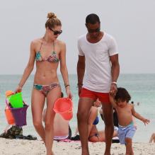 Pause tendresse et détente pour Doutzen Kroes, son mari Sunnery James, et leur fils Phyllon en vacances sur la plage a Miami, le 25 mars 2013.