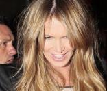 Elle Macpherson : A bientôt 49 ans, elle exhibe sa jolie bague de fiançailles