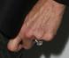 Elle Macpherson et sa belle bague de fiançailles lors de la levée de fonds pour le programme The Dog Jogger de Barry Karacostas au 3 Cromwell Road. Londres, le 26 mars 2013.