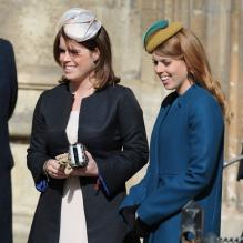 <p>Les princesses Beatrice et Eugenie d'York assistaient le 31 mars 2013 à la messe de Pâques royale, en la chapelle St George à Windsor.</p>