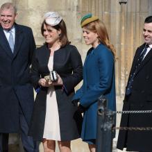 <p>Les princesses Beatrice et Eugenie d'York et leur père le prince Andrew assistaient le 31 mars 2013 à la messe de Pâques royale, en la chapelle St George à Windsor.</p>