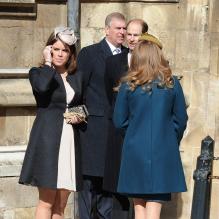 <p>Les princesses Beatrice et Eugenie d'York, ainsi que leur père le prince Andrew (arrière-plan) et leur oncle le prince Edward, assistaient le 31 mars 2013 à la messe de Pâques royale, en la chapelle St George à Windsor.</p>